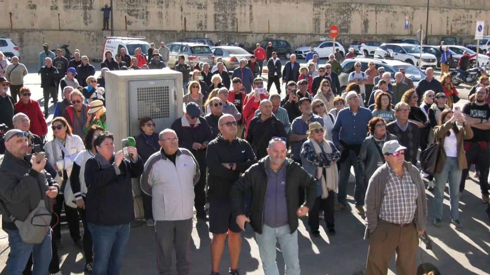 Un centenar de persones s'ha concentrat a Santa Pola per a defensar el sector de la pesca