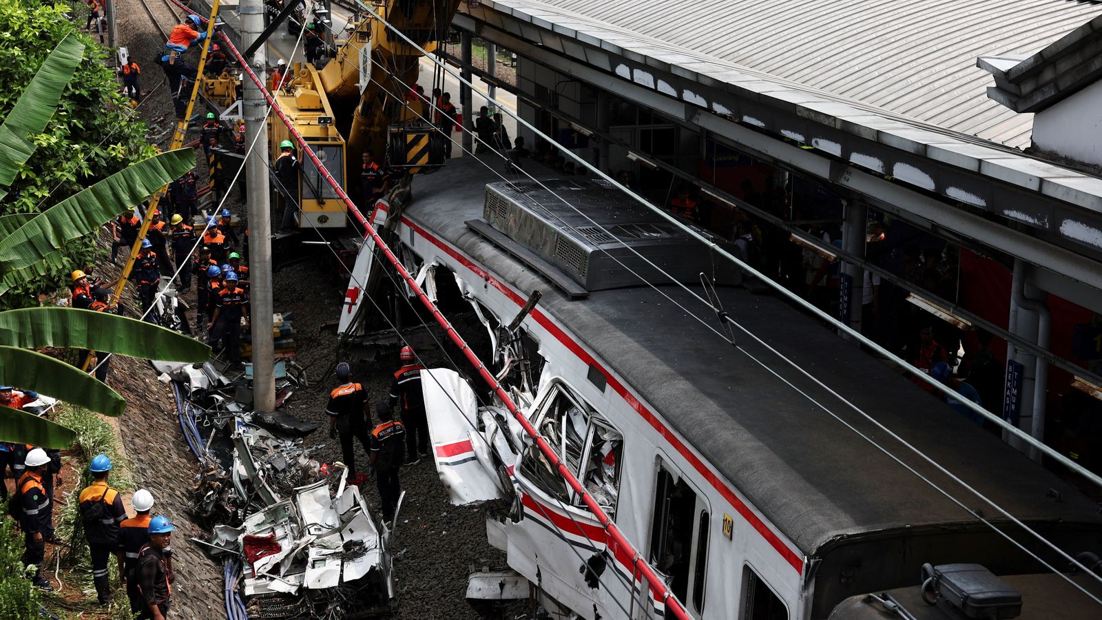Estat d'un dels trens accidentats a Indonèsia