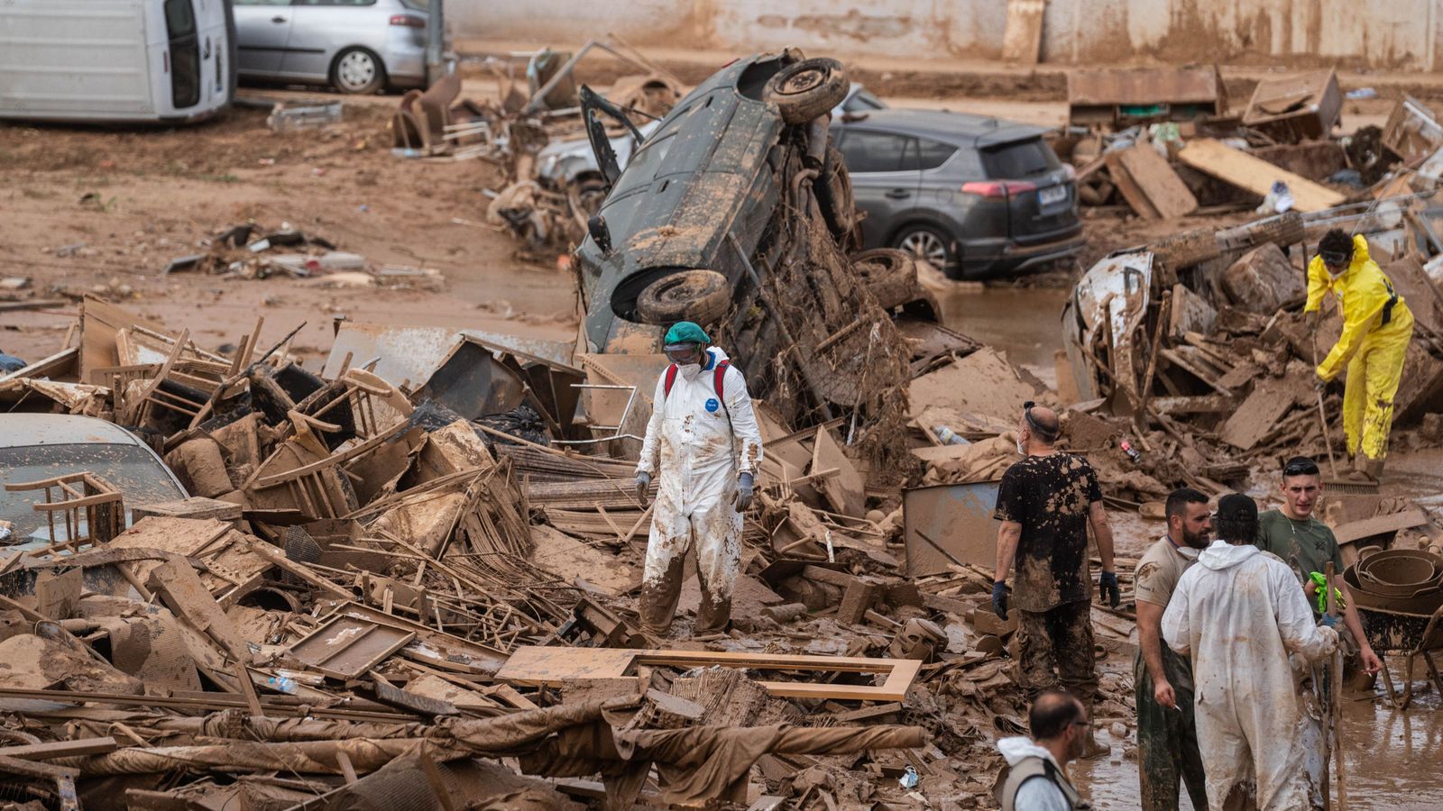 Voluntaris i personal d'emergències busquen víctimes entre el fang a Alfafar