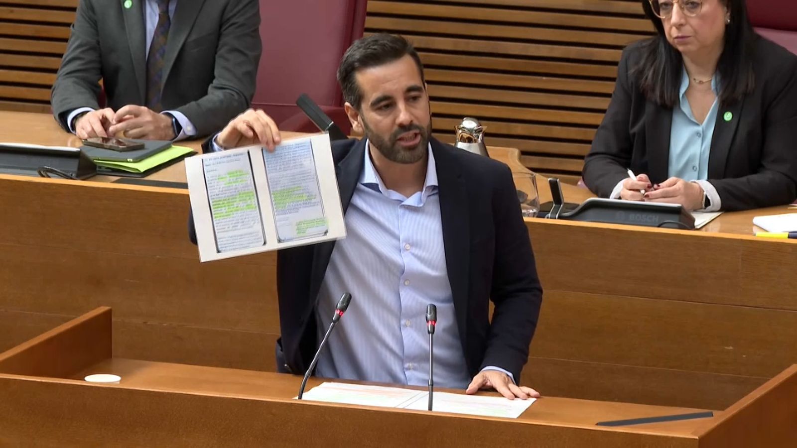 El síndic del PSPV mostra la circular des de la tribuna de les Corts en la sessió de control