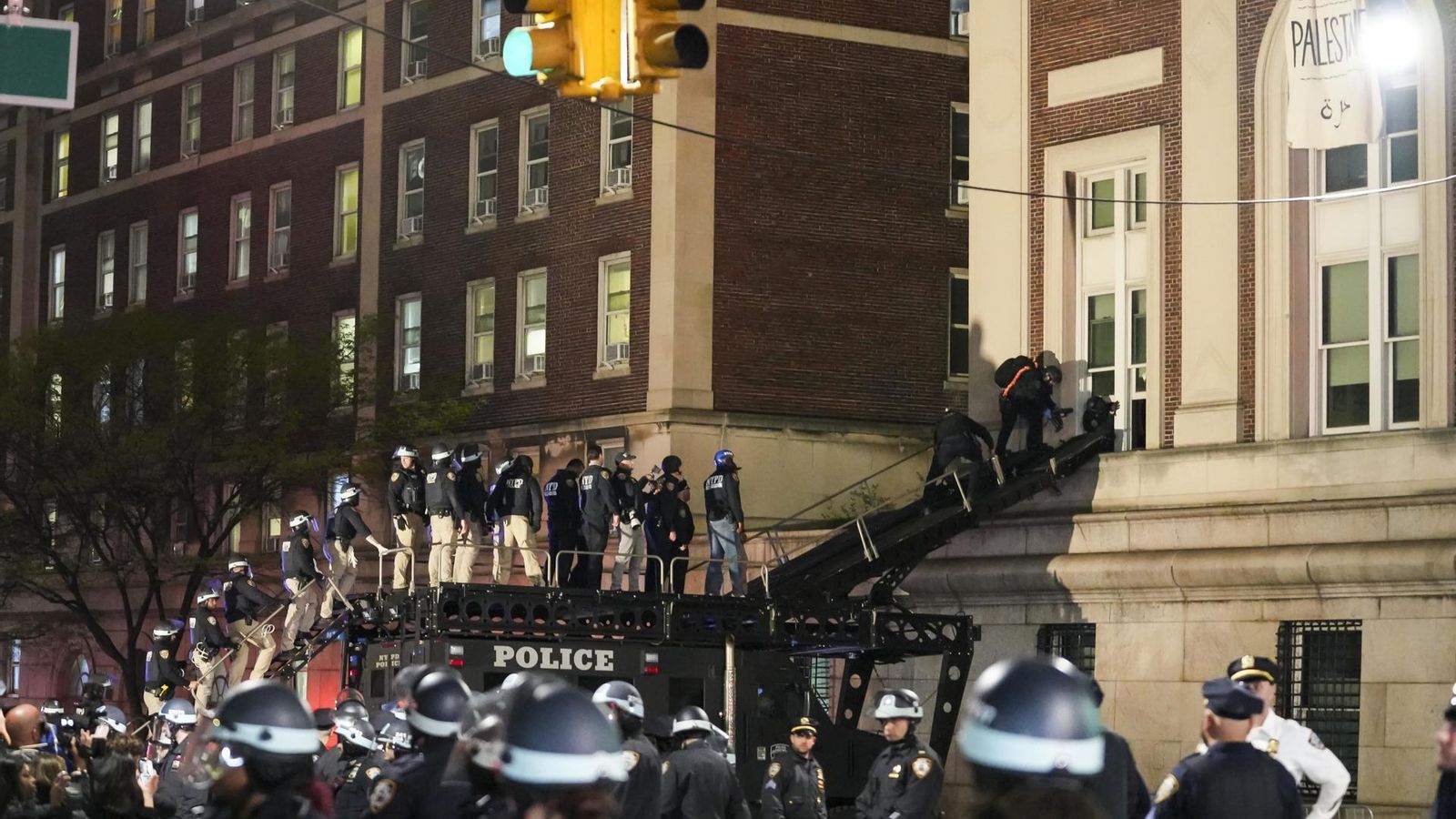 Els antidisturbis entren en l'edifici ocupat al campus de Colúmbia amb una grua