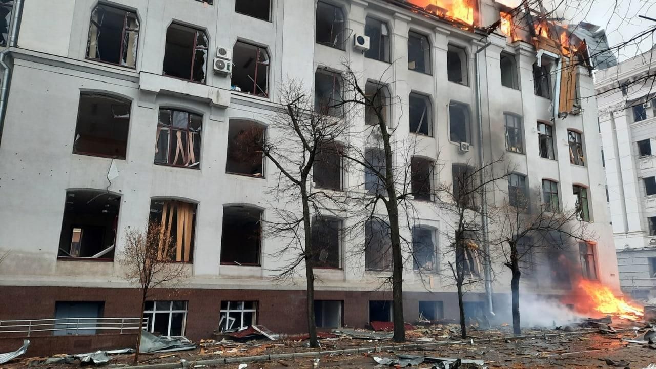 Edifici afectat per l'atac rus a Khàrkiv