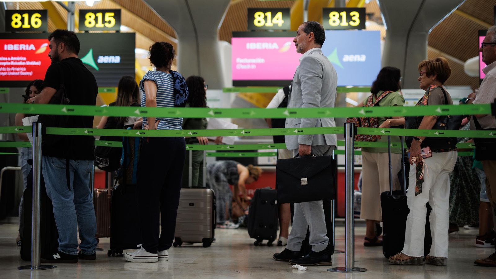 Passatgers d'Iberia en la terminal T4 de l'Aeroport Adolfo Suárez - Madrid Barajas Passatgers d'Iberia en la Terminal T4 de l'Aeroport Adolfo Suárez-Madrid Barajas