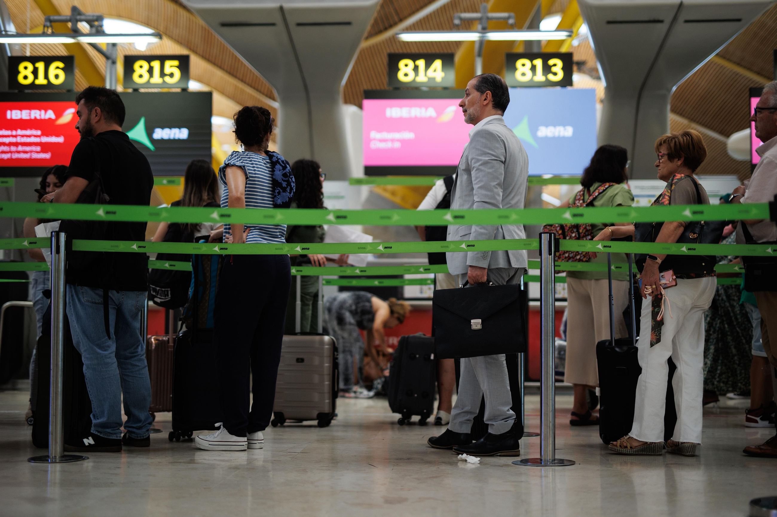 Passatgers d'Iberia en la terminal T4 de l'Aeroport Adolfo Suárez - Madrid Barajas Passatgers d'Iberia en la Terminal T4 de l'Aeroport Adolfo Suárez-Madrid Barajas