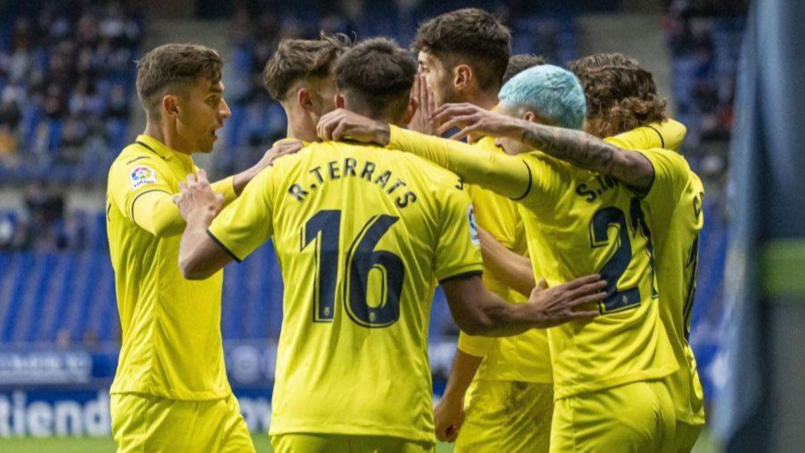 Els jugadors groguets celebren el gol