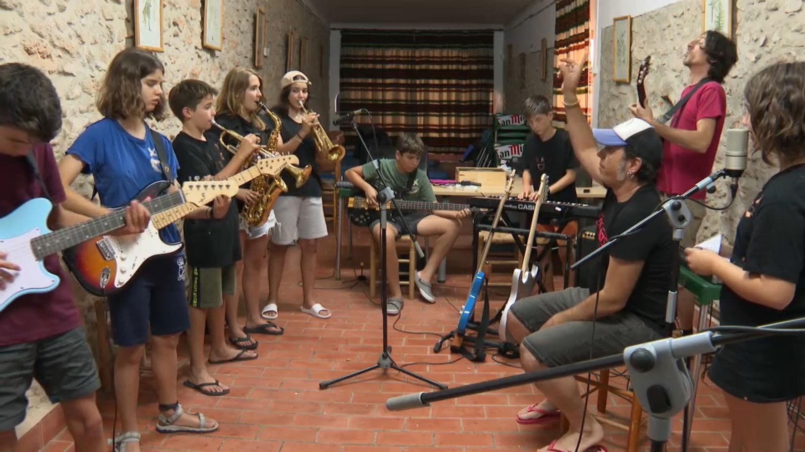 Els alumnes del campament, durant un dels assajos amb Ramonets Els alumnes durant un dels assajos amb Ramonets