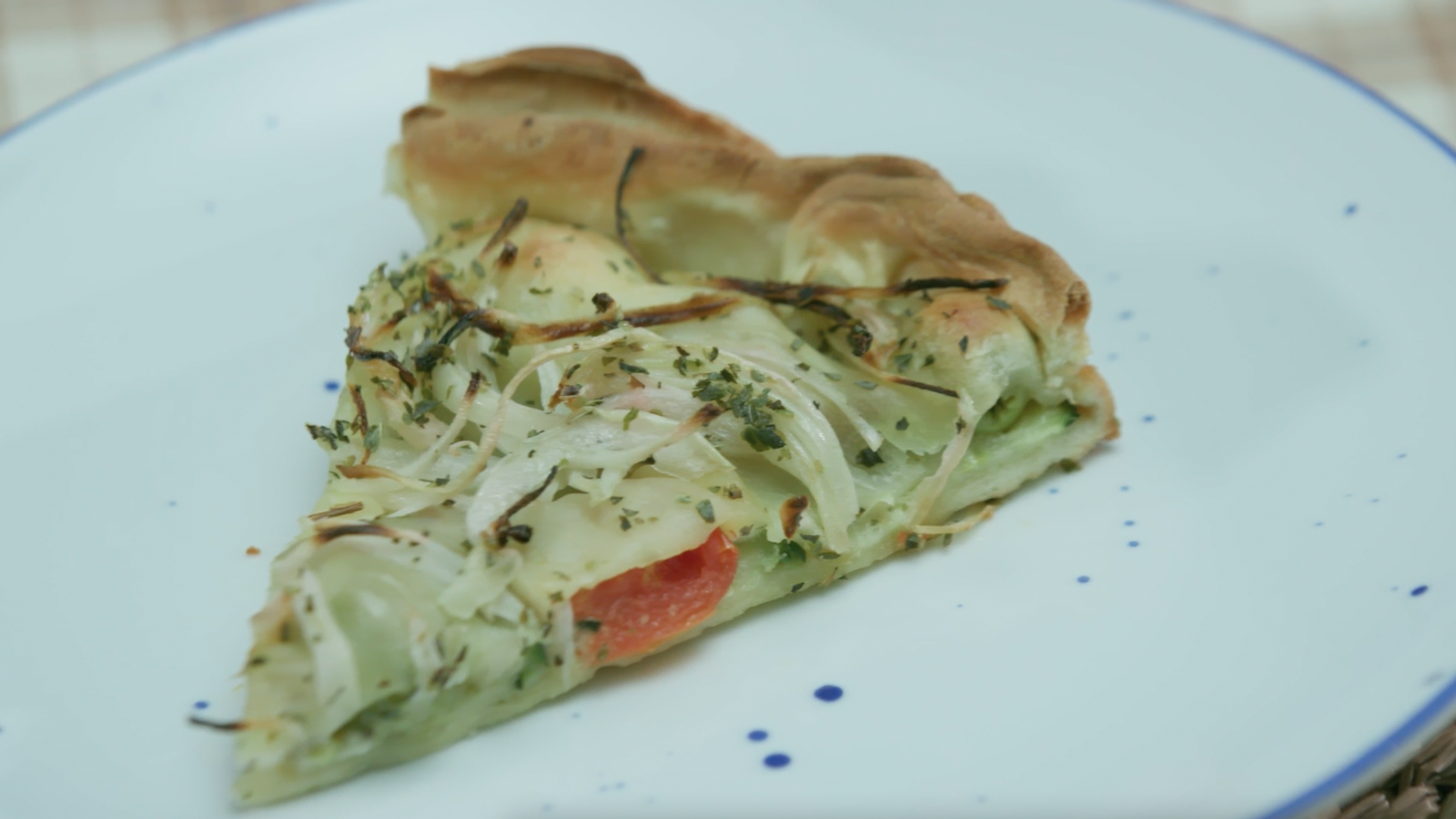 Empanada-pizza amb formatge de cabra i tomaca seca