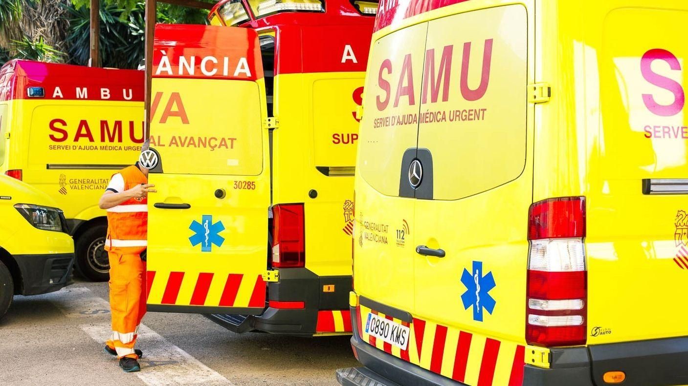 Diverses ambulàncies del SAMU, en una imatge d'arxiu Accident entre un cotxe i una moto a San Isidro