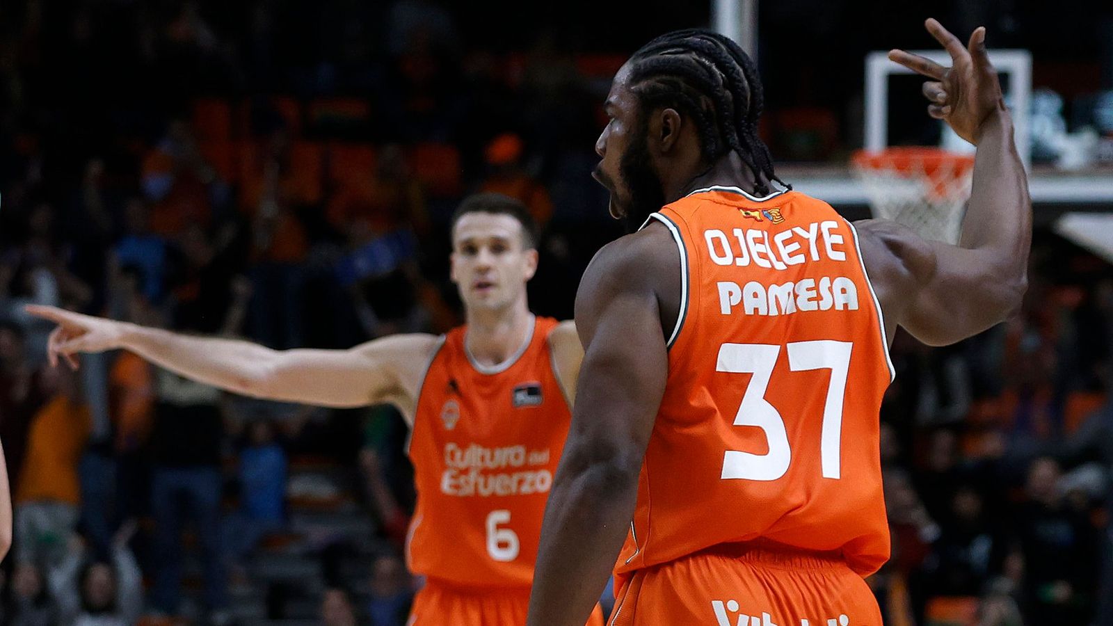 Ojeleye celebra un triple