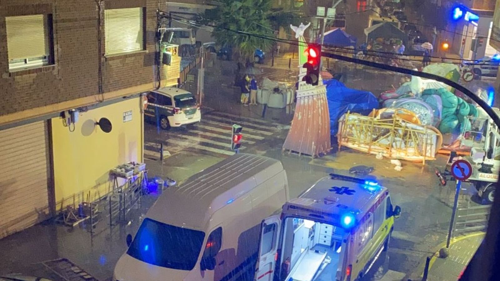 Imatge de la Falla el Charco, a Catarroja, que ha caigut a causa de la pluja