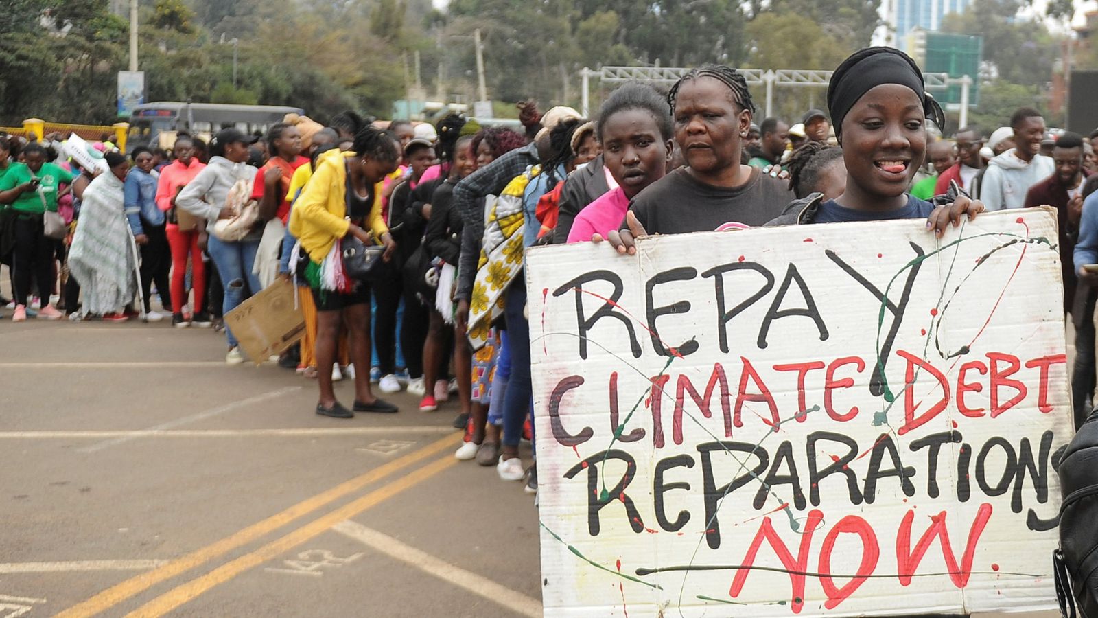 Activistes protesten a Nairobi contra els combustibles fòssils durant la Cimera del Clima d'Àfrica