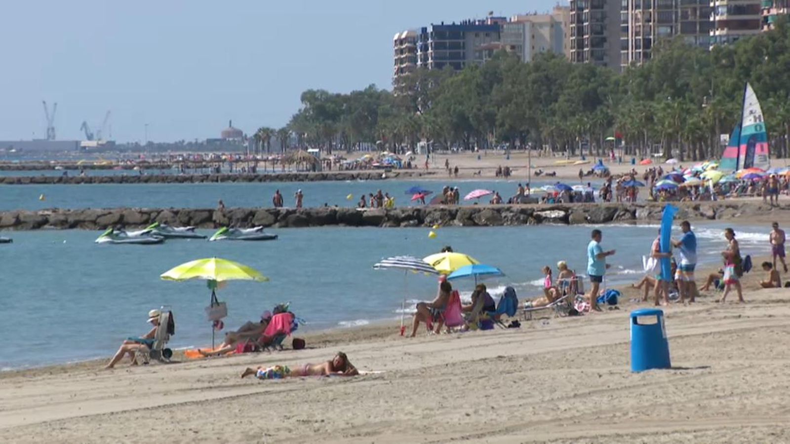Banyistes a la platja de Cabanes