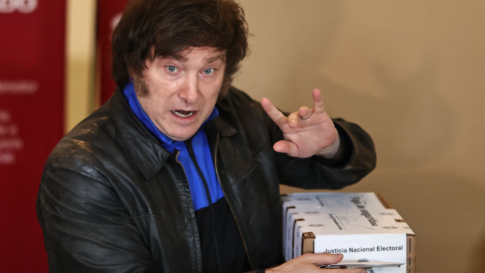 Javier Milei, que encapçala la candidatura de la coalició ultradretana i ultraliberal La Llibertat Avança, ha votat aquest diumenge a Buenos Aires