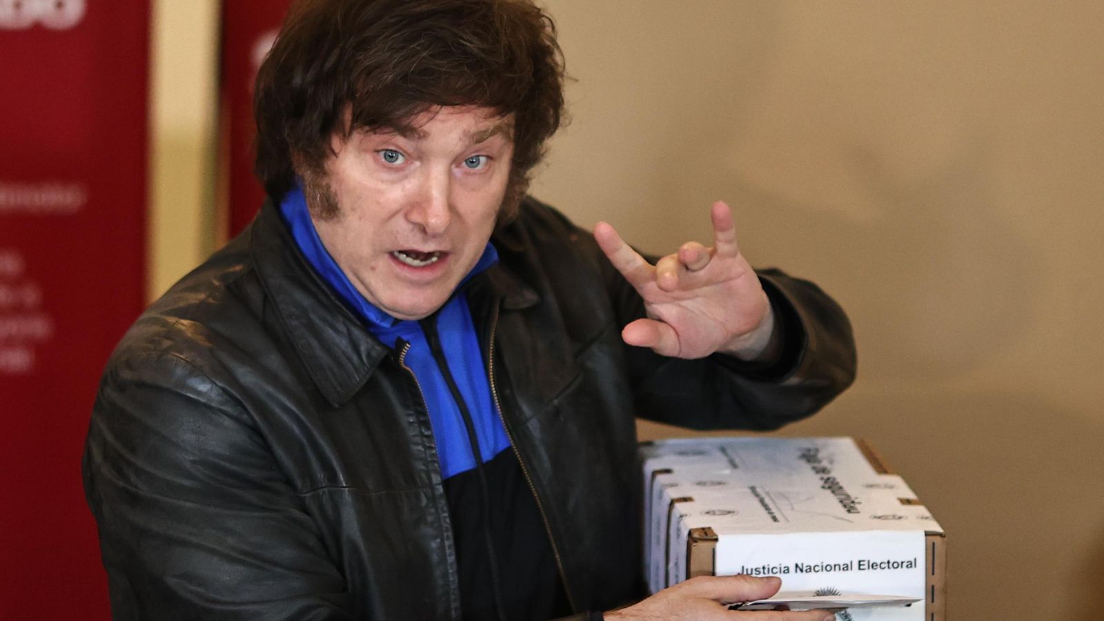 Javier Milei, que encapçala la candidatura de la coalició ultradretana i ultraliberal La Llibertat Avança, ha votat aquest diumenge a Buenos Aires Javier Milei, que encapçala la candidatura de la coalició ultradretana i ultraliberal La Llibertat Avança, ha votat aquest diumenge a Buenos Aires