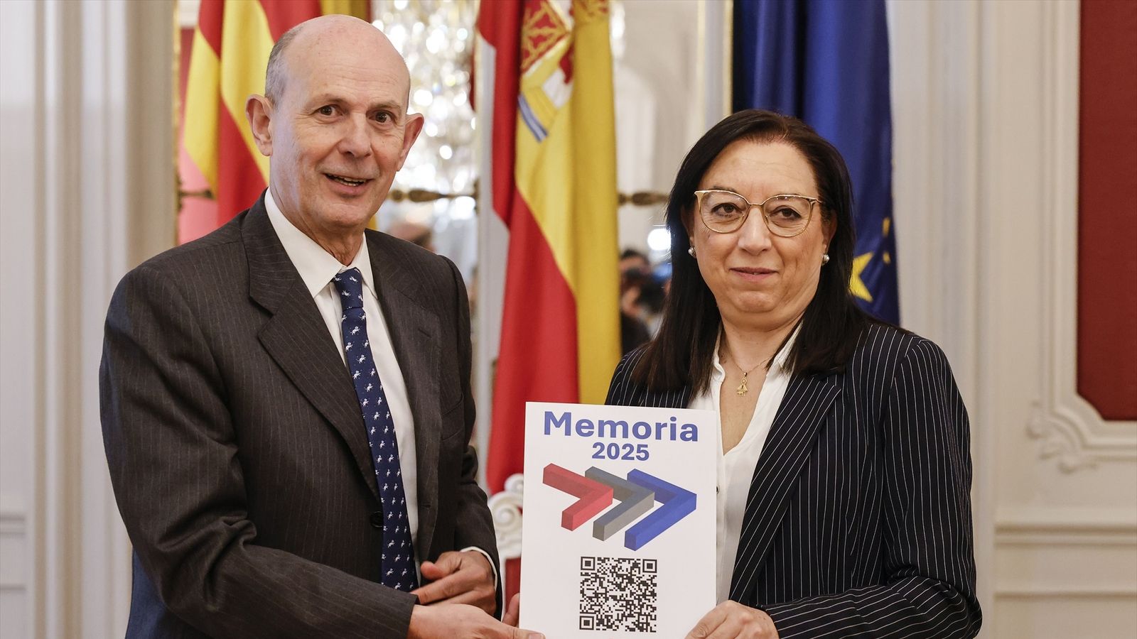 El director de l'AVAF, Eduardo Beut, lliura la memòria anual de l'ens a la presidenta de les Corts, Llanos Massó