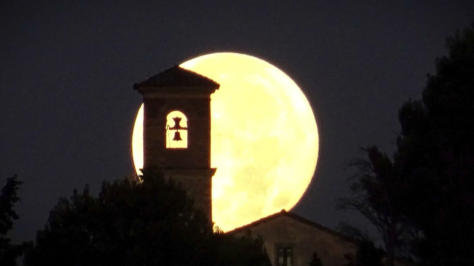 Imatges de la primera superlluna d'agost