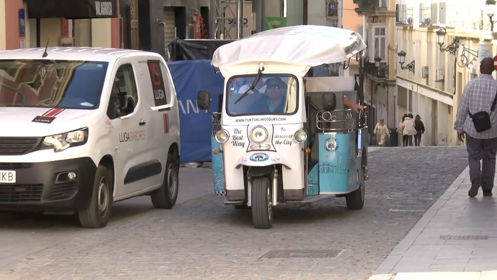 Un 'tuk-tuk' circula per la part antiga d'Alacant