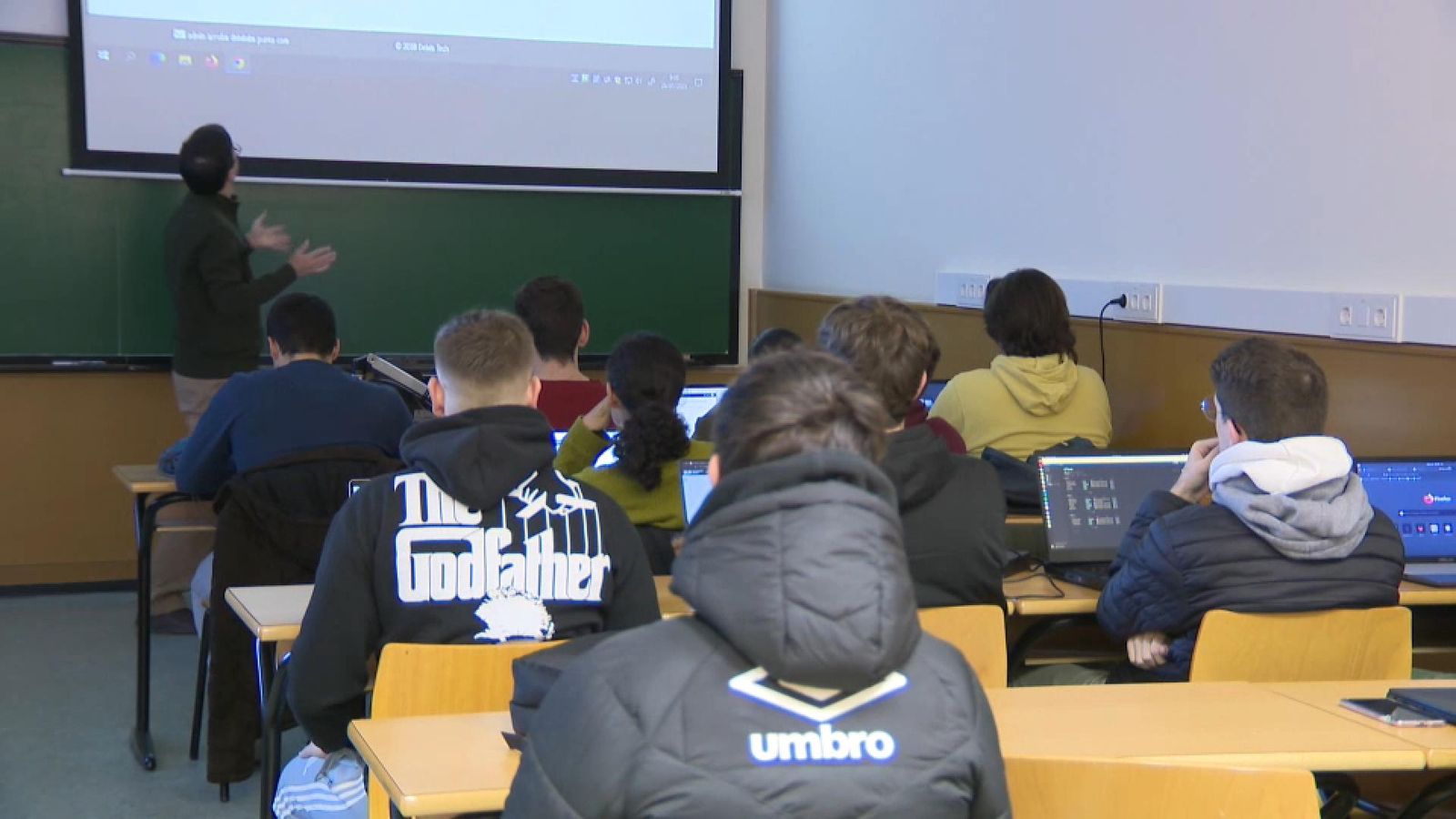 Uns adolescents en una aula