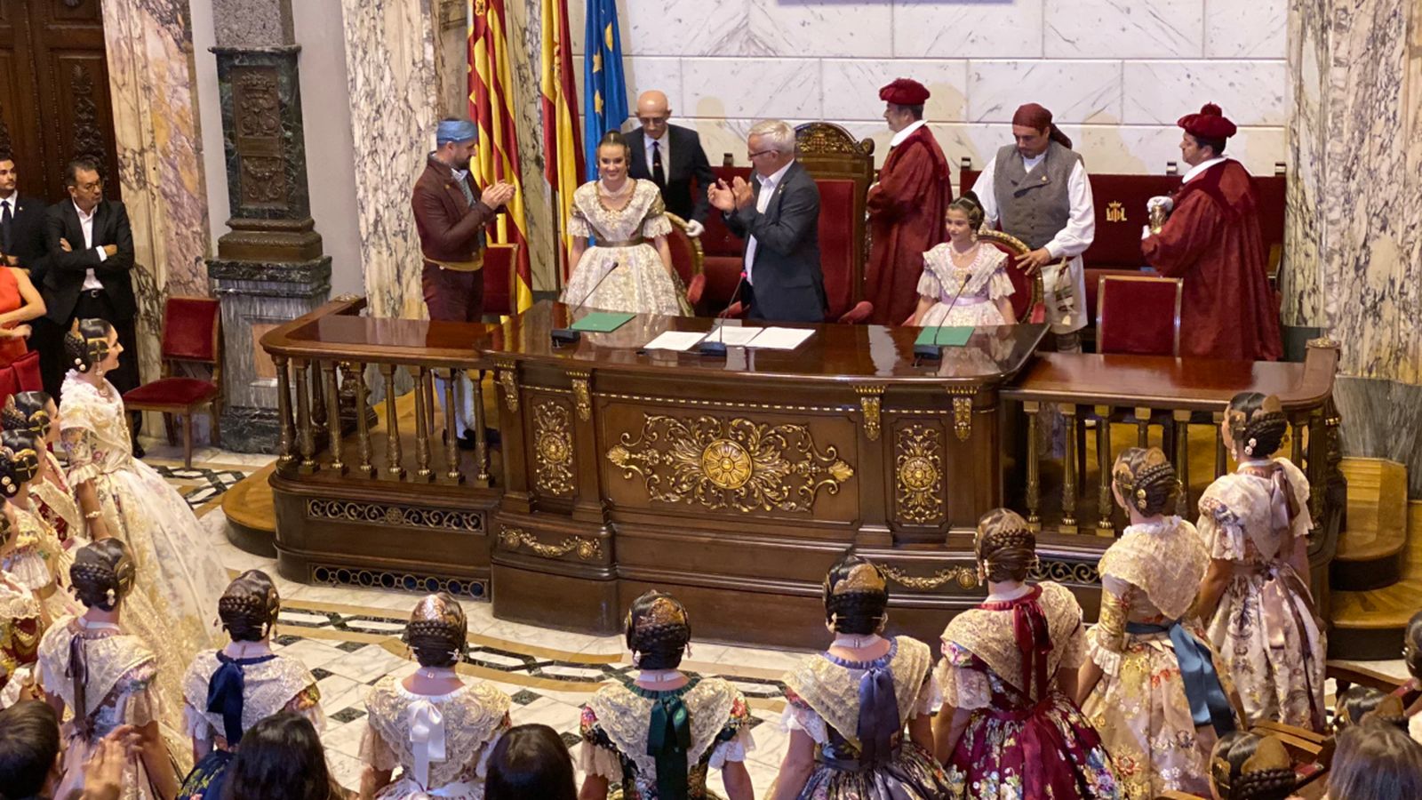 Les falleres majors a l'Ajuntament de València