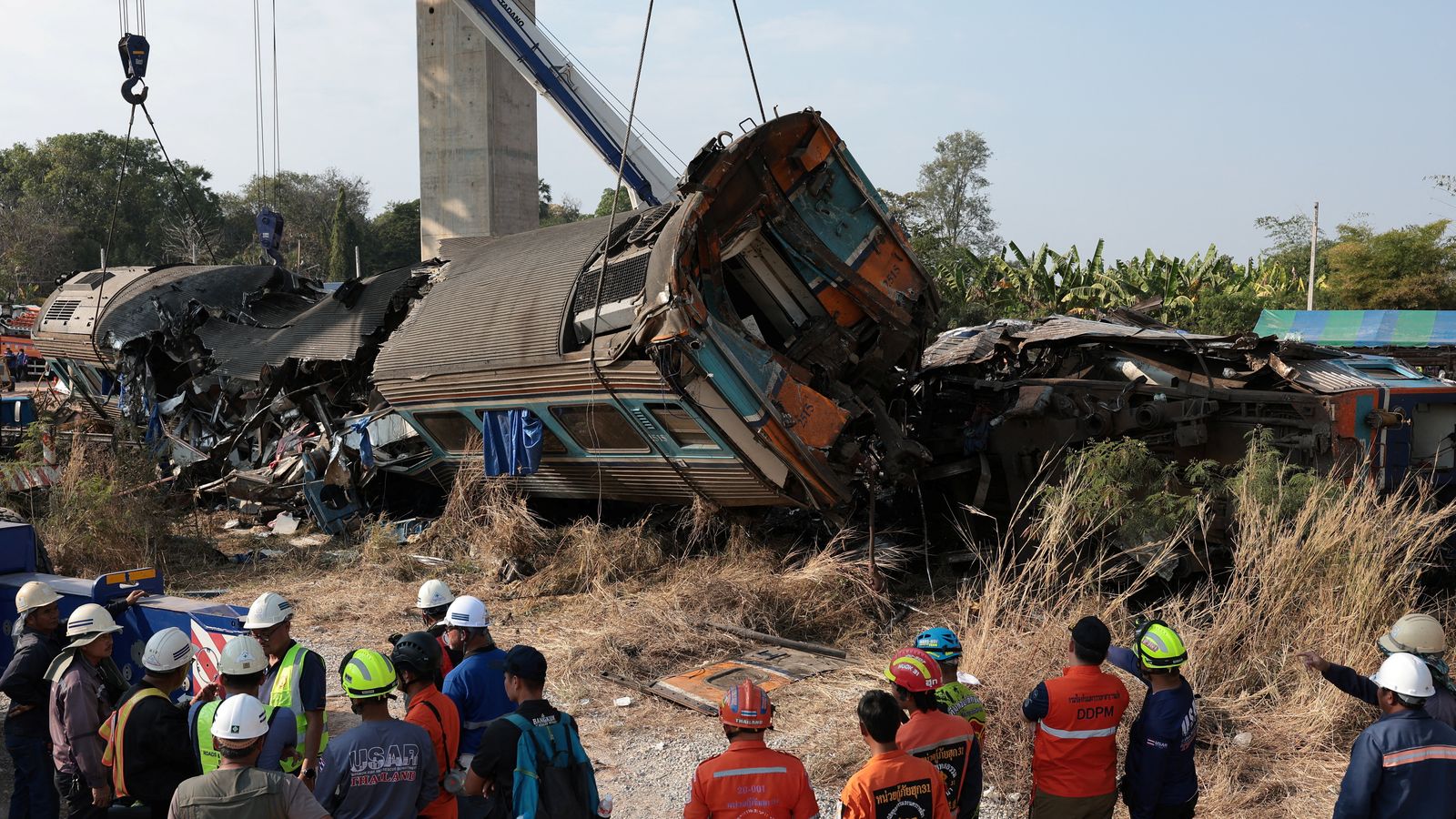 La caiguda d'una grua sobre un tren de passatgers ha causat ja 32 morts a la província de Nakhon Ratchasima (Tailàndia)
