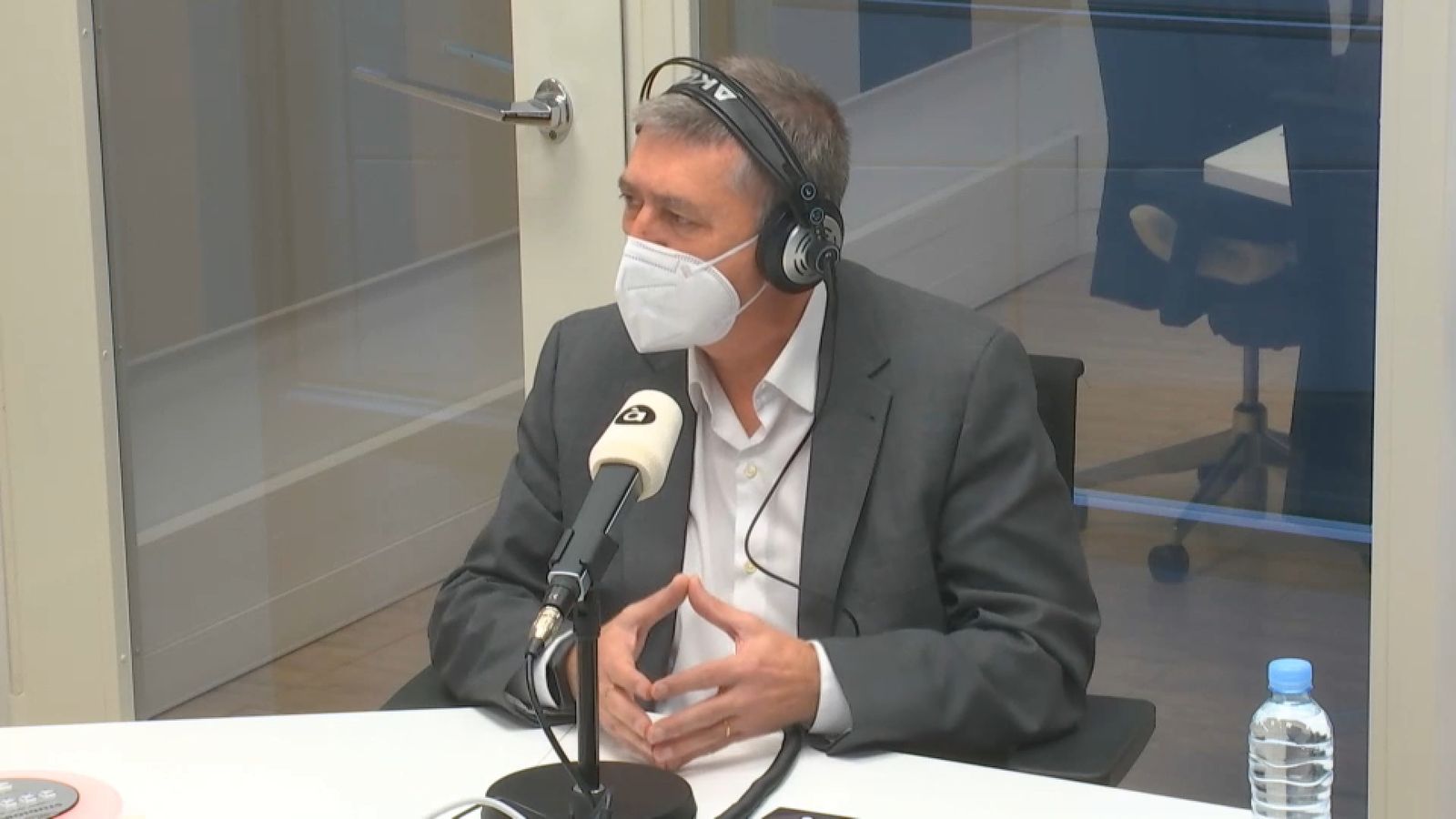 El conseller d'Economia Sostenible, Rafael Climent, a l'estudi Toni Mestre de la ràdio d'À Punt