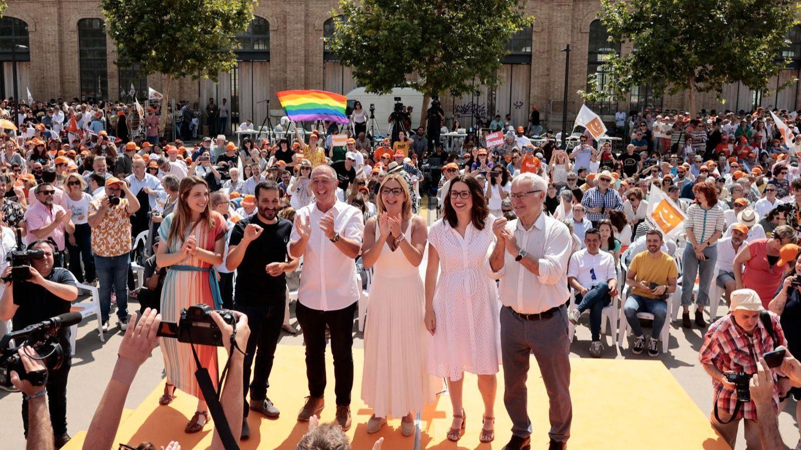 Baldoví i Ribó acompanyats de candidats de Compromís en l'acte central de campanya, aquest diumenge a València