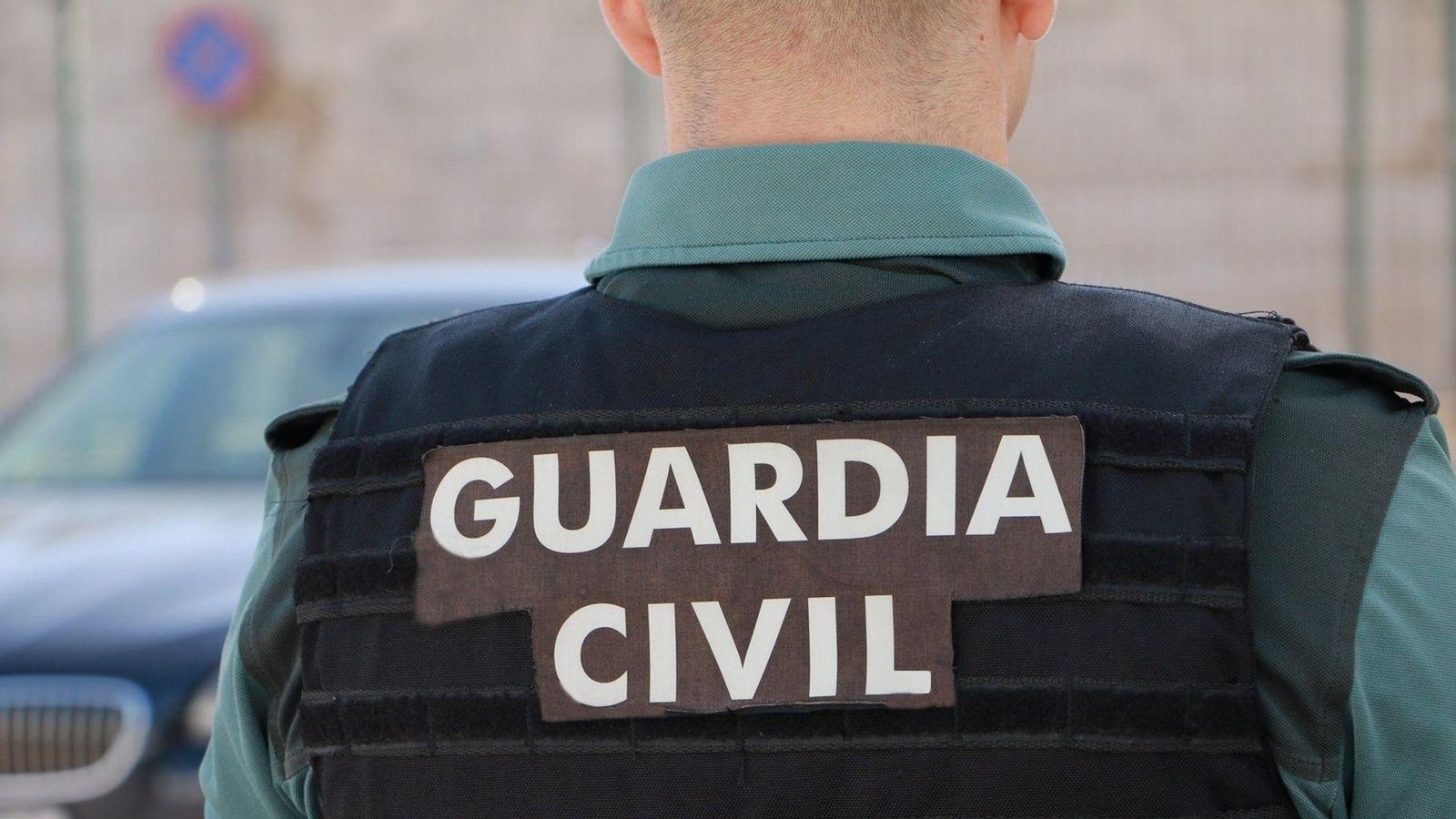 Un equip especialitzat de la Guàrdia Civil va acudir a negociar amb l'ancià perquè deixara eixir els nets de casa, però els intents van ser infructuosos