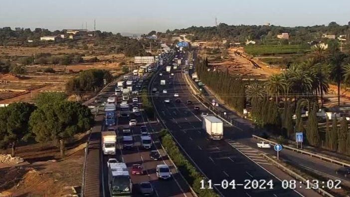 Un dels embussos que registrava aquest dijous, a primera hora del matí, l'A-7 Un dels embussos que registrava aquest dijous, a primera hora del matí, l'A-7