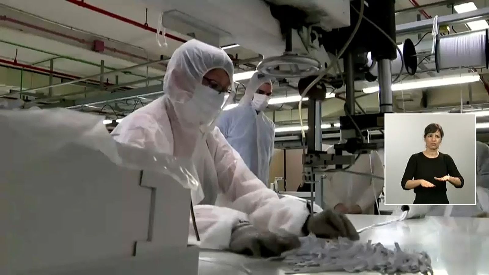 El president del govern espanyol, Pedro Sánchez, visita un taller tèxtil reacondicionat per a fabricar mascaretes