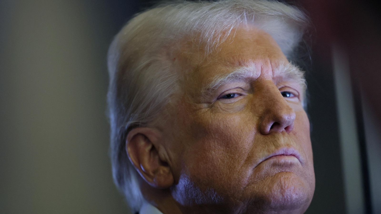 El president dels Estats Units, Donald Trump, observa als periodistes que fan preguntes a bord de l'Air Force One