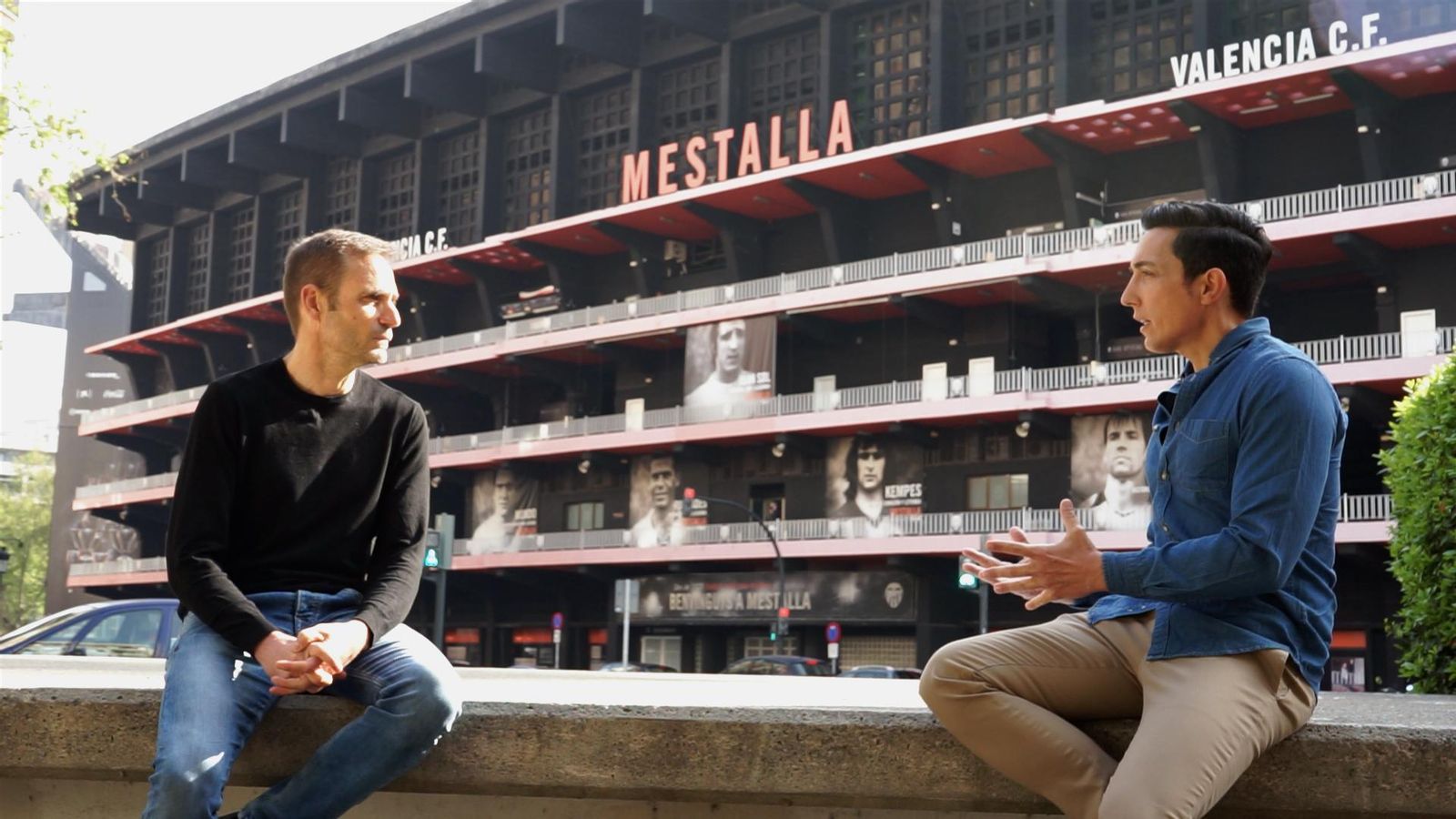 Teo Javaloyes, expresident del Yomus i Bérnar Giménez, presentador de 'Zoom', conversen sobre els grups radicals en el món del futbol