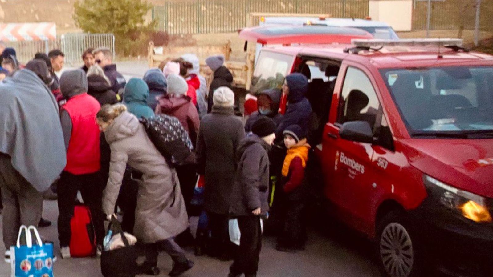 Grup de refugiats ucraïnesos que viatgen cap a Torrevella (Baix Segura)