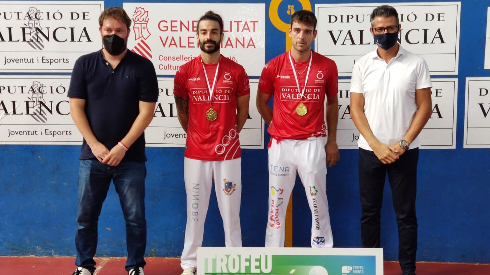 Adrián i De la Vega, amb la medalla de campions