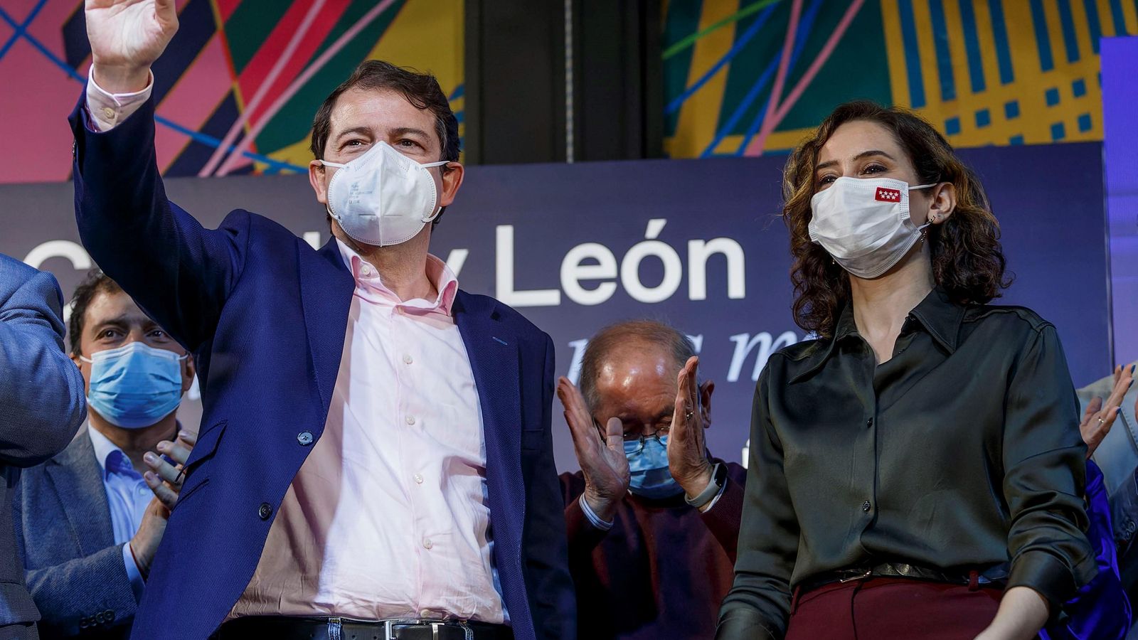 La presidenta de Madrid, Isabel Díaz Ayuso, i el candidat a la reelecció en la presidència de Castella i Lleó, Alfonso Fernández Mañueco, durant un acte electoral a Burgos