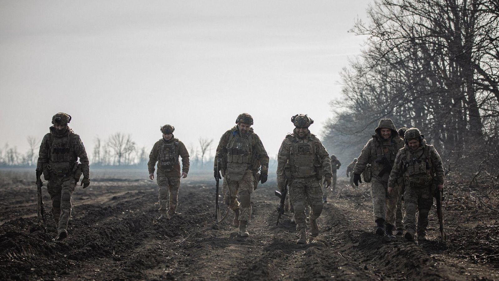 Soldats ucraïnesos en el camp de batalla