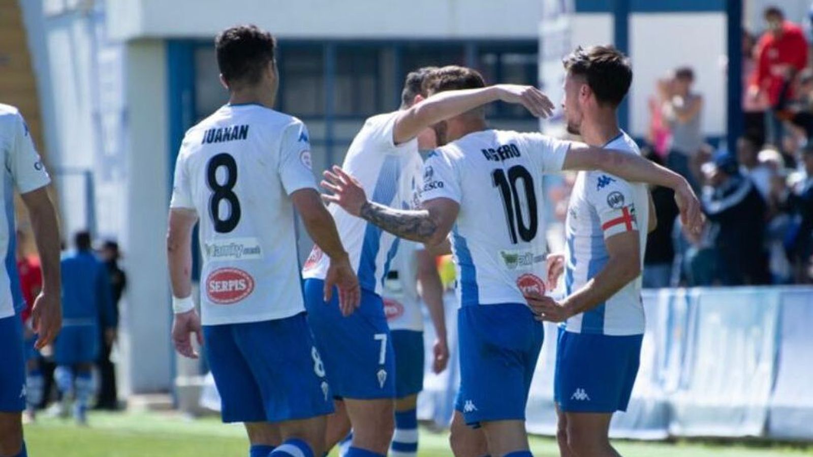 Els jugadors de l'Alcoià celebren un dels gols