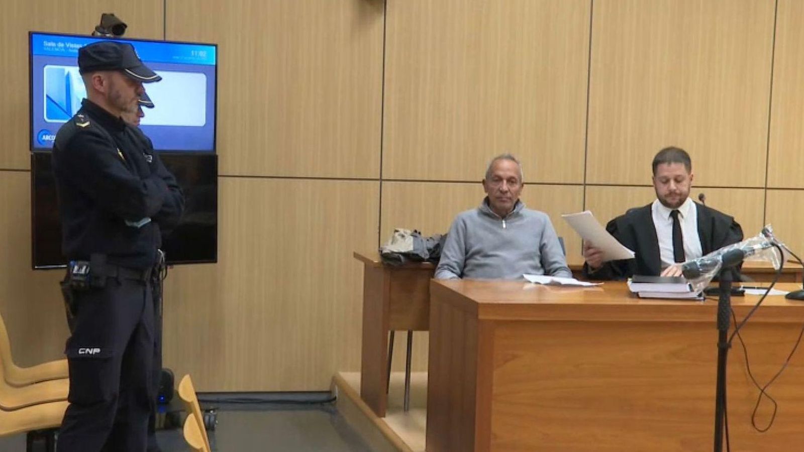 L'acusat, de gris, aquest dilluns en la primera sessió del juí