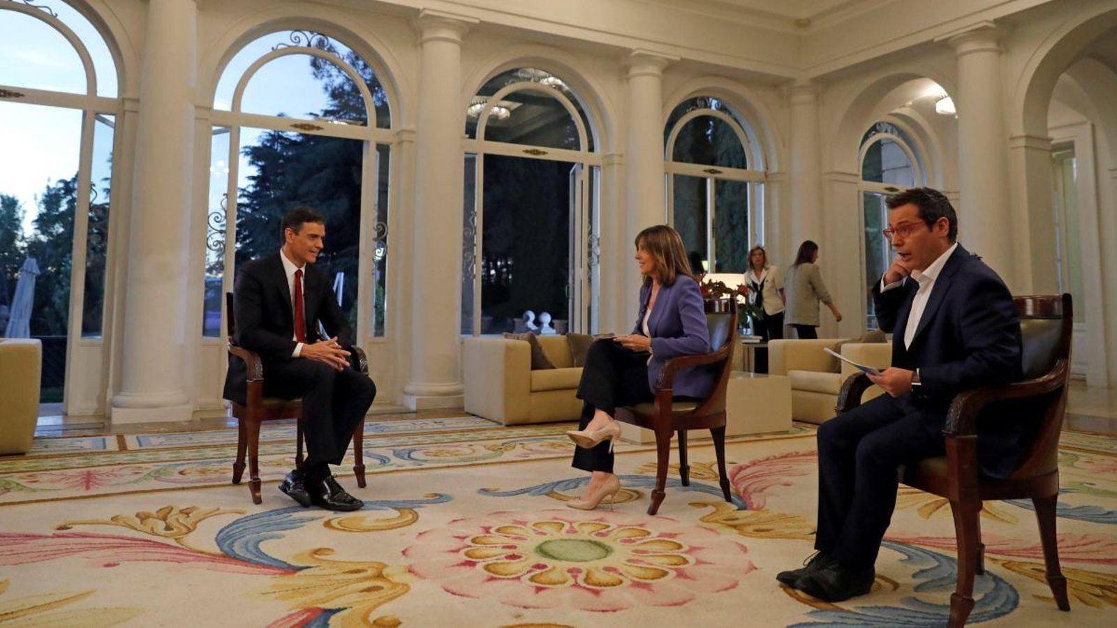 Pedro Sánchez, amb els presentadors Ana Blanco i Sergio Martínen el Palau de La Moncloa  durant la primera entrevista que ha concedit a TVE com a president