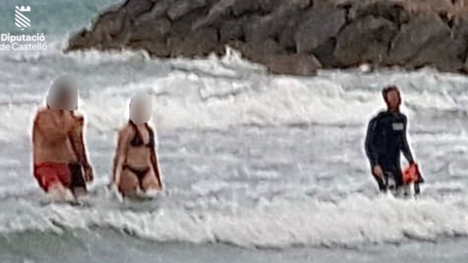 Moment del rescat dels banyistes