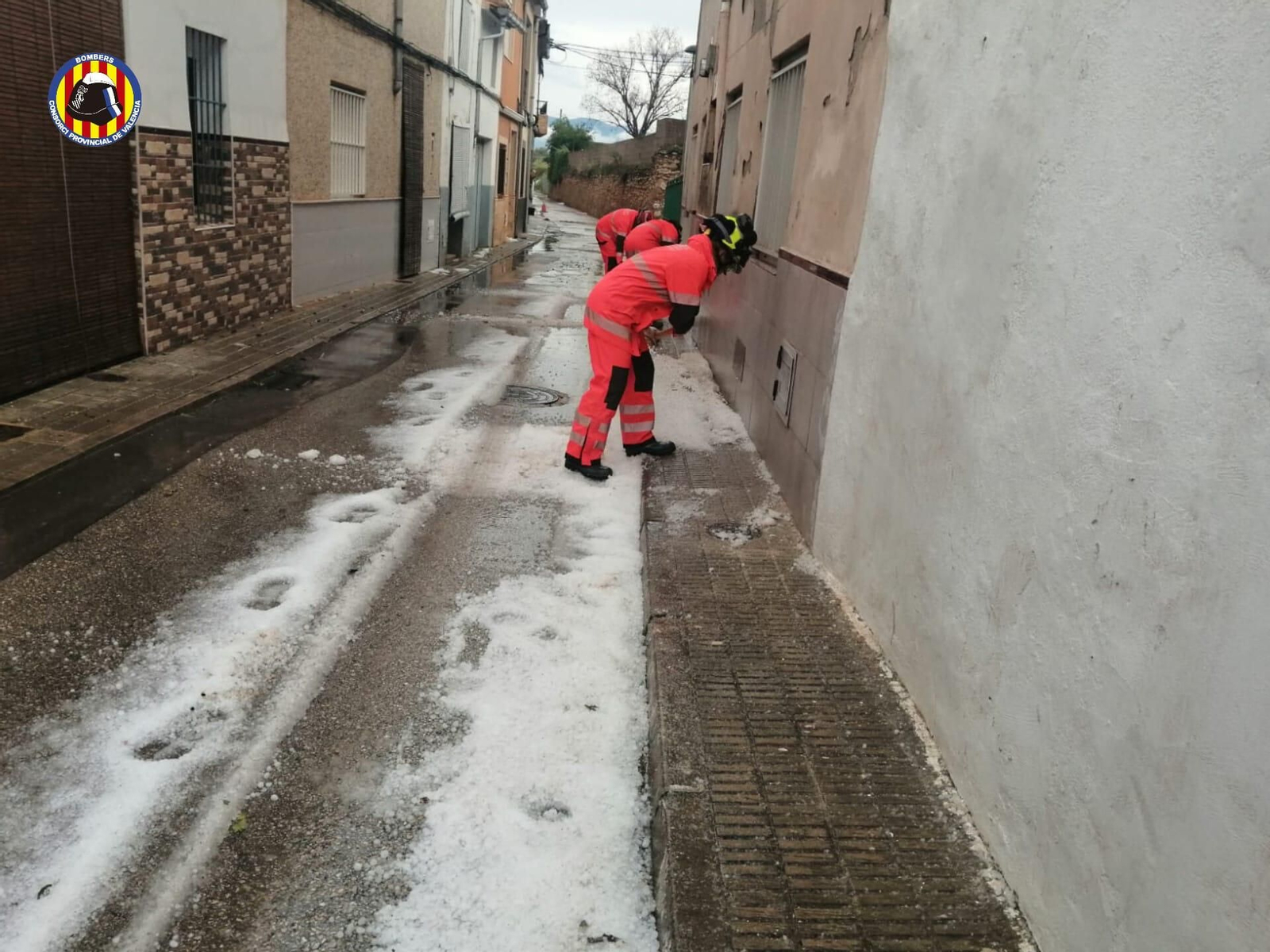 Els bombers de València treballen en la retirada de granís a l'Olleria