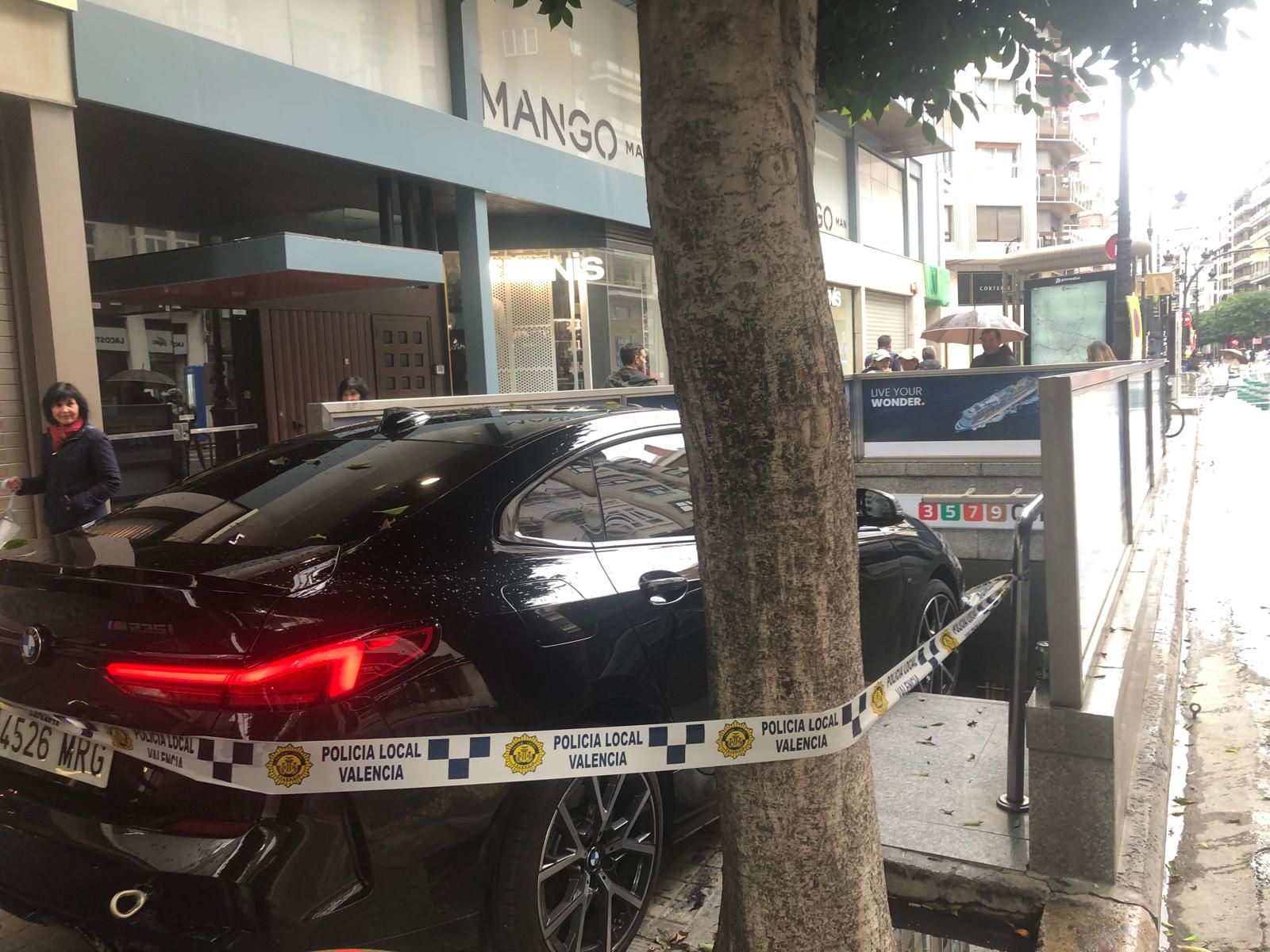 Foto del cotxe encastat a l'entrada del metro de Colom