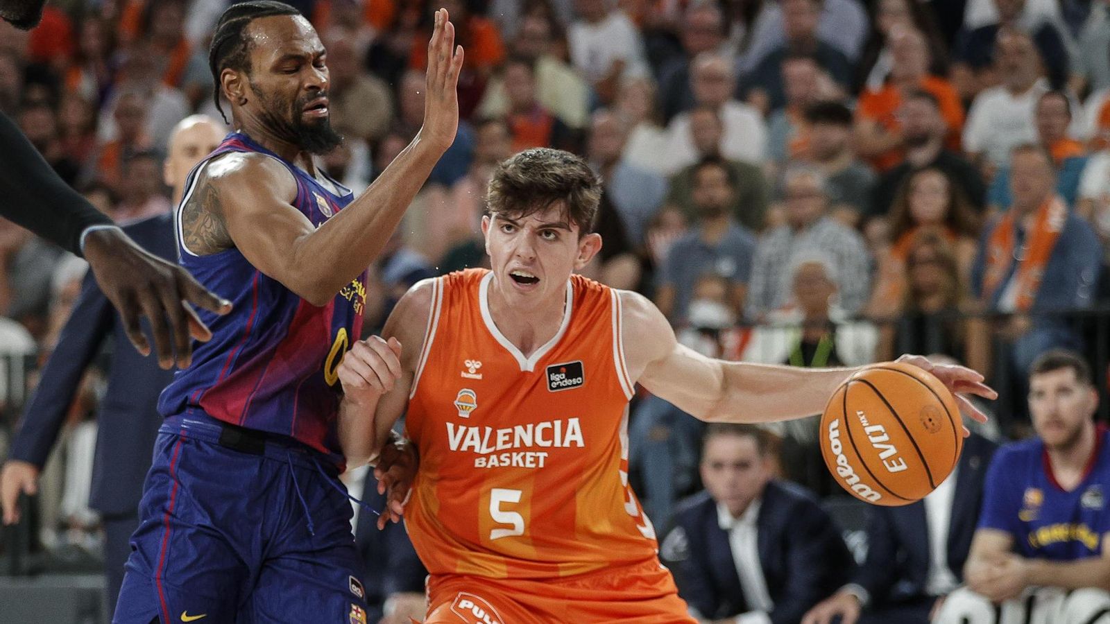 Sergio de Larrea, defensat per Kevin Punter en el primer partit d'ACB al Roig Arena