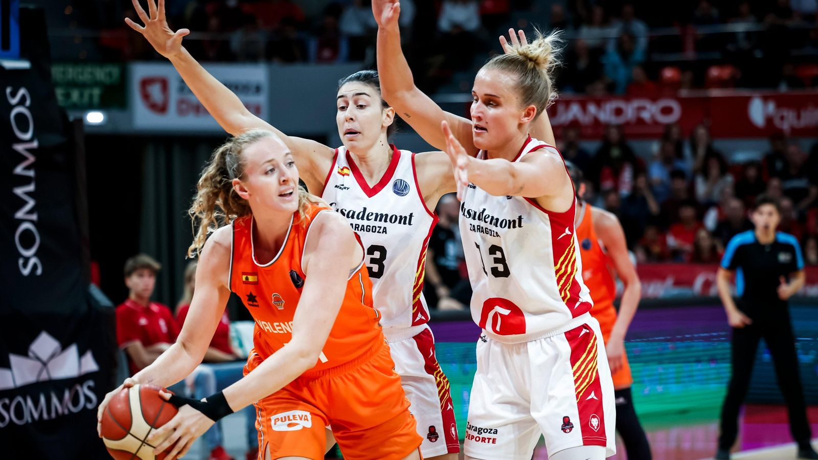 Gülich protegeix la pilota davant la pressió de jugadores del Saragossa