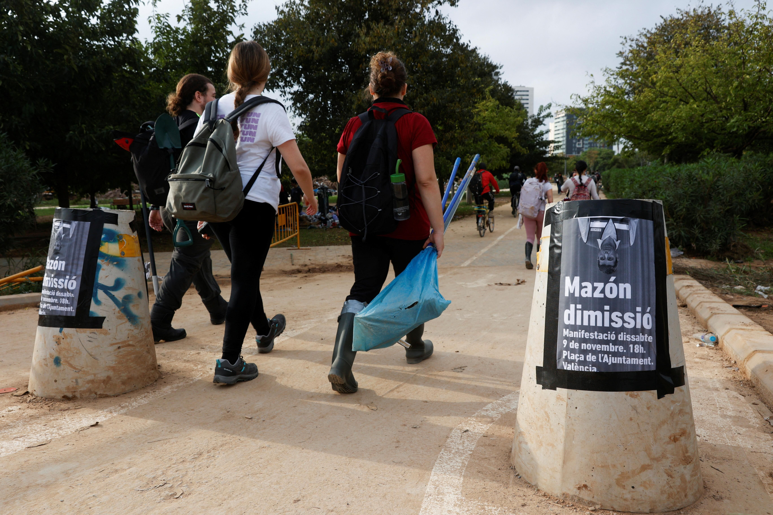 Cartells que convoquen a la manifestació sota el lema "Mazón dimissió" a València, amb una imatge del president cap per avall