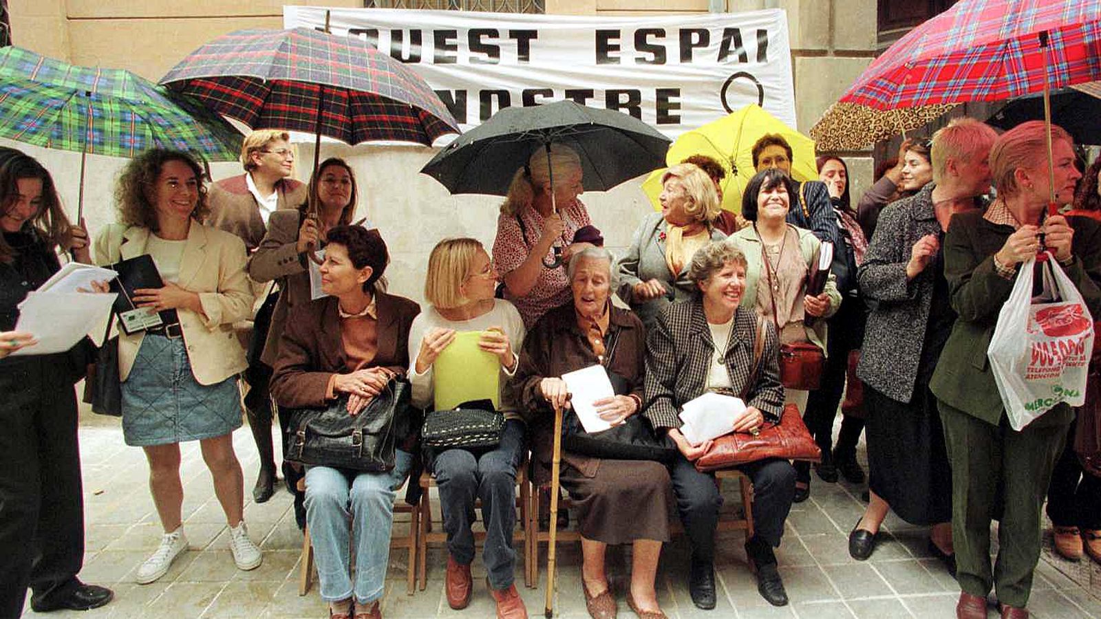 Pilar Soler amb dones representants de moviments feministes reivindicant el local del carrer de Nàquera de València com a espai de retrobament feminista 