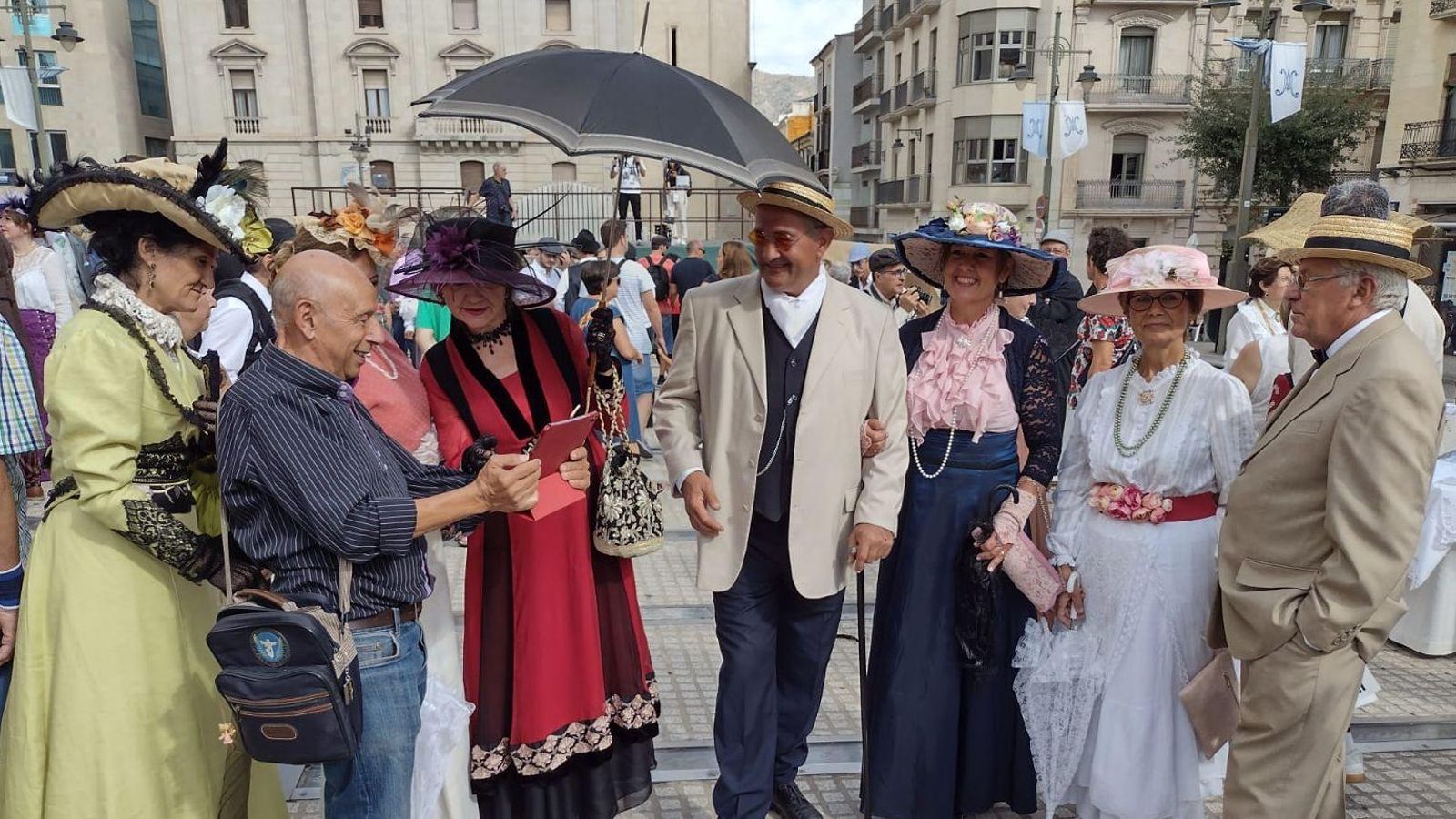 Aficionats i aficionades del modernisme visiten Alcoi aquest cap de setmana
