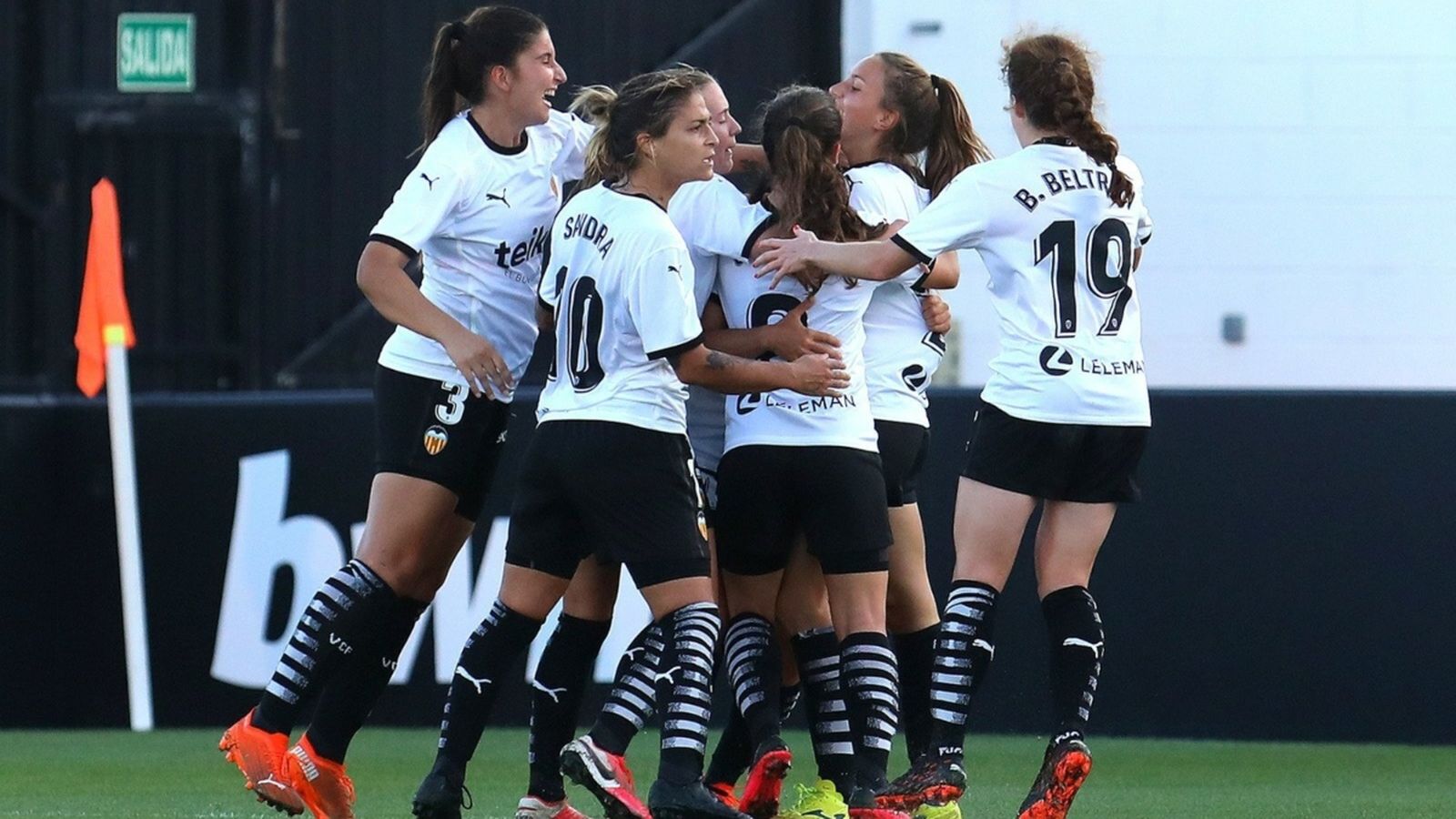 Les jugadores del València celebren un gol