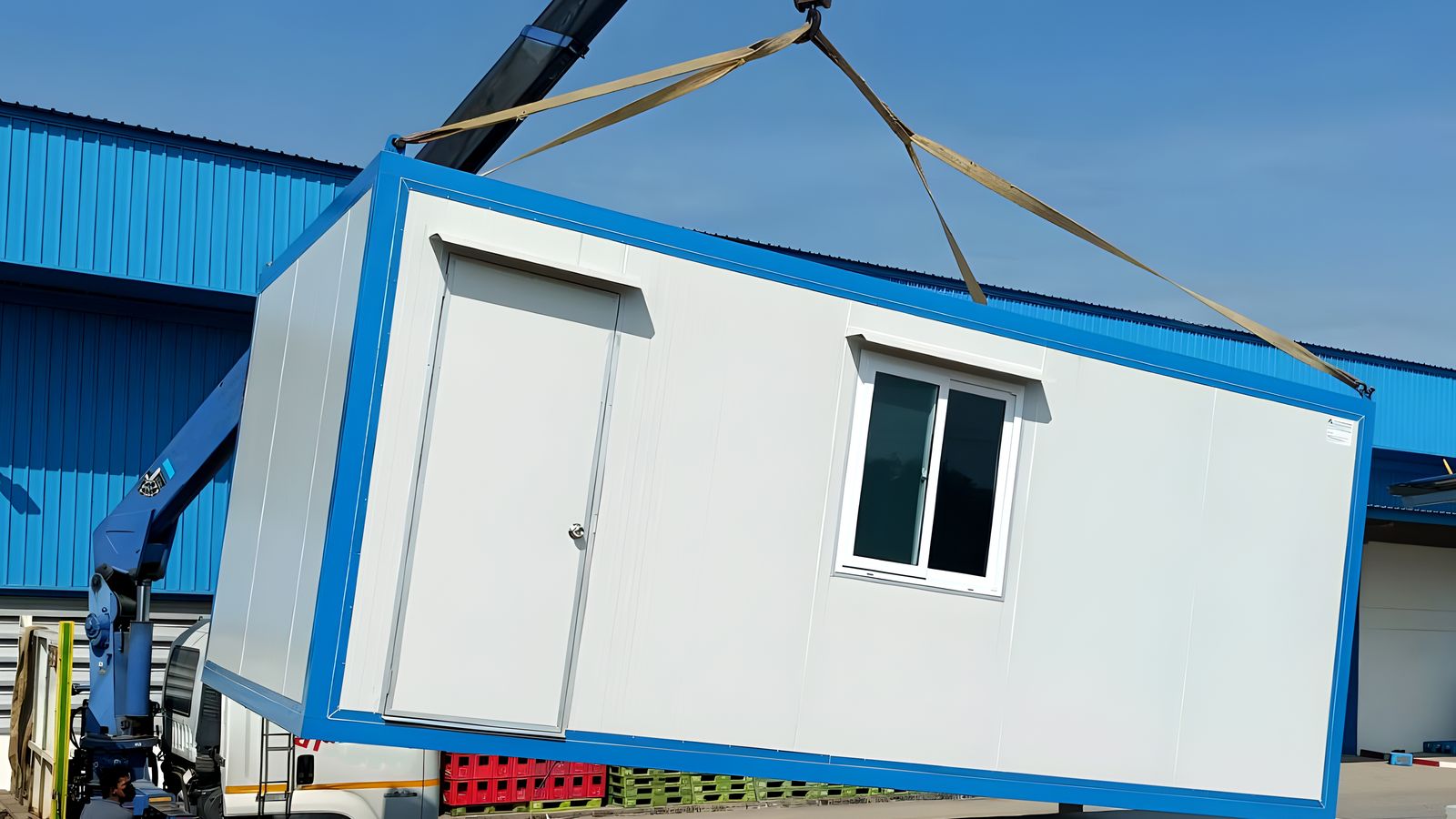Grúa transporta un un contenidor adaptat com a habitatge