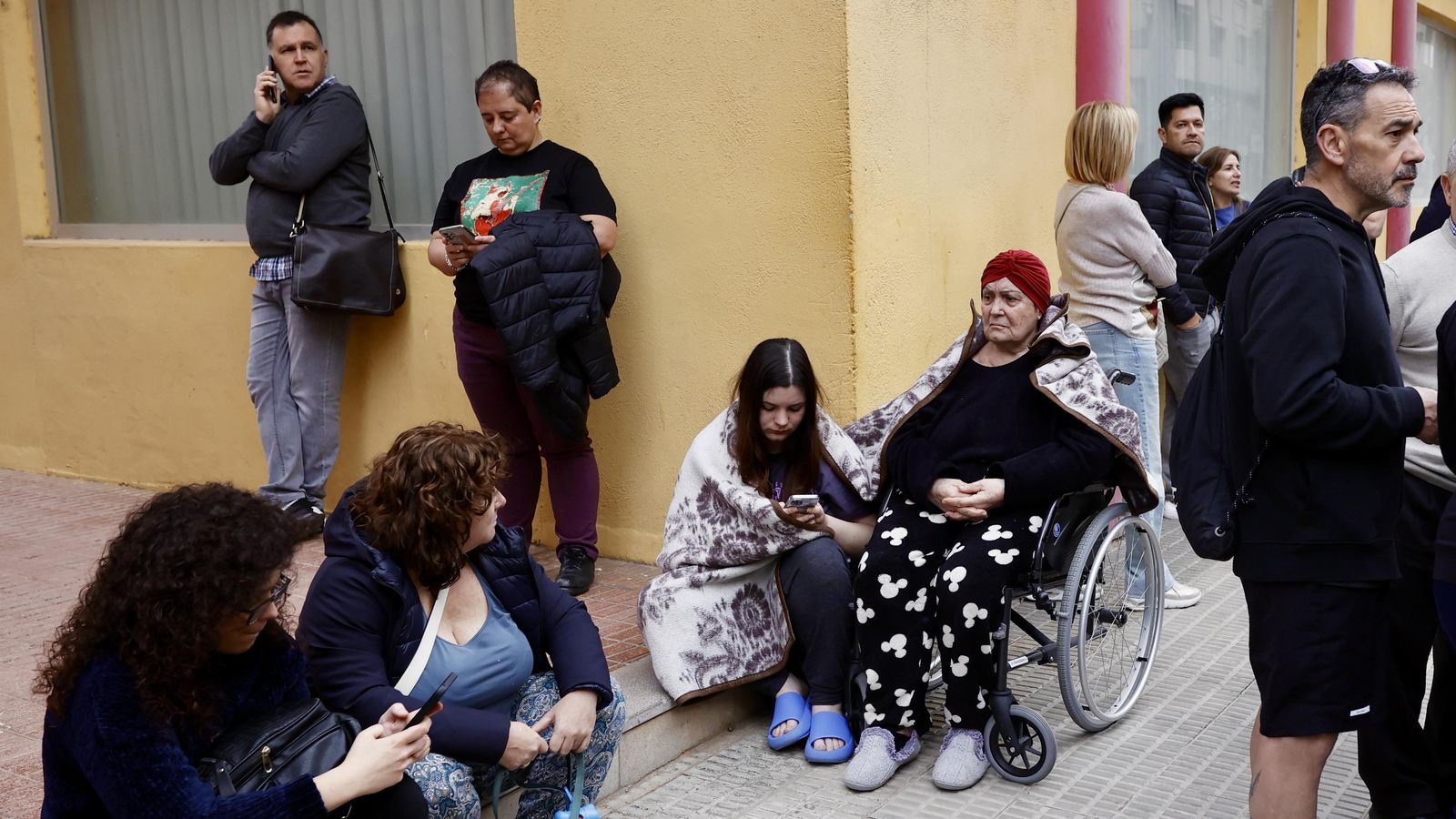 Veïns desallotjats de l'edifici incendiat