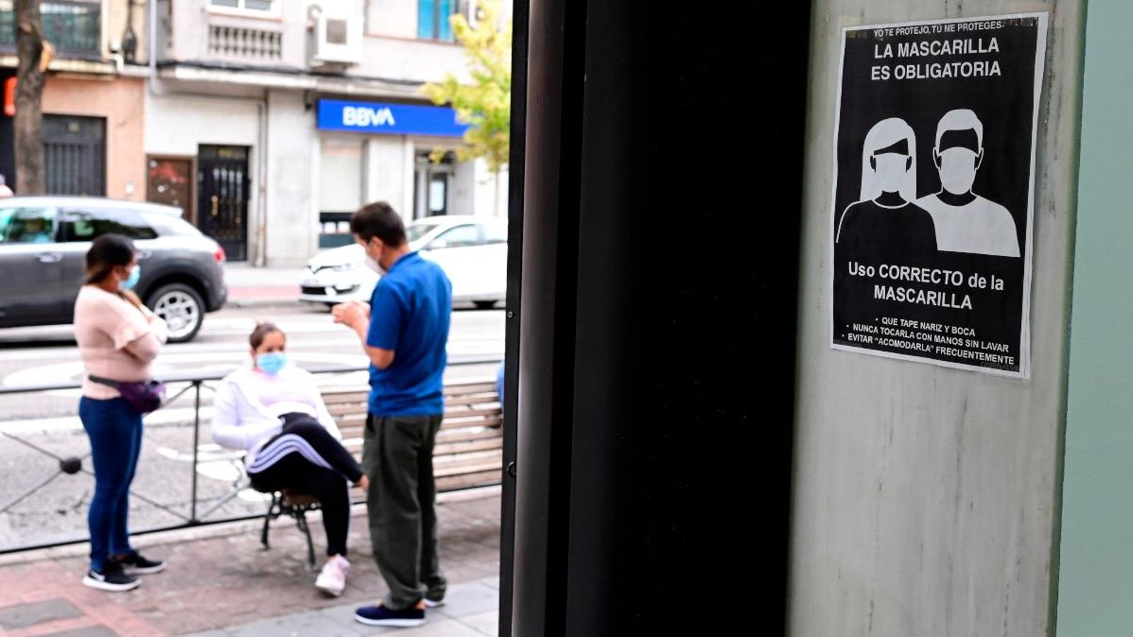 Un grup de veïns conversa en un dels carrers de Vallecas, a Madrid